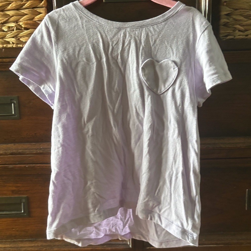 Old Navy Light Purple Kids Short Sleeve Tee with heart pocket in size M